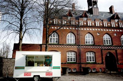 Pølsevognen på Tinghuspladsen kan nu få både en pandekage- og en isvogn som naboer. ?Foto: Henrik Ole Jensen
