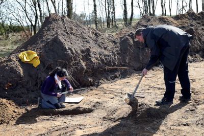 Arkæologerne Søren Timm Meltvedt Christensen og Zsofia Kölcze fra Museum Midtjylland brugte forårsdagene eter påske til at grave videre i fundet af bronzeøkserne ved Boest. ?Foto: Flemming Hansen