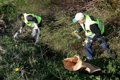 Frivillige har de seneste ni år ryddet op i grøftekanterne i Vildbjerg i forbindelse med affaldsindsamlingen, men utroligt nok er der fortsat brug for deres indsats. ? Foto: Flemming Hansen