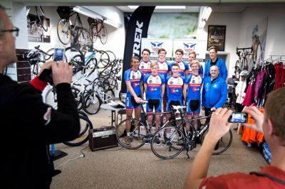 Disse unge ryttere skal i denne sæson sørge for hæder og ære til Team Herning CK Junior. Team manager Morte Kruse Brink og udvalgsformand Erik Thalund flankerer talenterne ? Foto: Tom Laursen