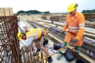 Arbejdet går i stå, hvis håndværkerne løber tør for vigtige materialer eller redskaber. Et »fremskudt« depot på byggepladsen skal begrænse spildtiden under byggeriet af storsygehuset i Gødstrup. ?Foto: Flemming Hansen