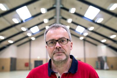 Halinspektør Bjarne Pedersen sørger for, at Nordvest Hallen står klar til de VM-hold, der ønsker en træning under private rammer. Foto: Tom Laursen