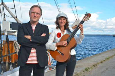Eric Øtting Andresen og Lisa Kock Nielsen hylder Evert Taube fredag aften. ?pr-foto
