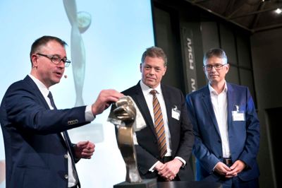 Erhvervsrådets direktør Kenneth Mikkelsen (t.v.) afslørede den skulptur af Jørgen Pedersen, som følger med prisen til de to modtagere Svend Aage Færch (midten) og John Vestergaard. ?Foto: Tom Laursen