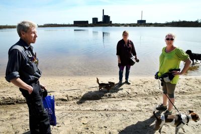 Holtbjergs ellers fredelige oase ved Holtbjerg Sø - også kaldet Kraftvarmeværksøen - er ved at udvikle sig til et mekka for sejlere på jetski. Det irriterer flere beboere - blandt andre Gert Hagelskjær, Winnie Nielsen (i midten) og Bianca Williams. Foto: Flemming Hansen
