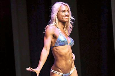 - Bikini-kroppen, som den ser ud på scenen, er heller ikke en fysik, man burde stræbe efter i hverdagen. Min krop ser betydelig anderledes ud, allerede få dage efter konkurrencen, fortæller bikinifitness-atleten Mette Lyngholm, der mener, at unge kvinde skal tænke sig godt om, før de stiller sig op til en bikinifitness-konkurrence. ?foto: Mettelyngholm.dk