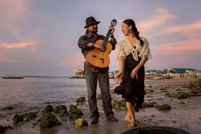 Ricardo Garcia og Nanako Aramaki kommer forbi musikskolen. ?pr-foto