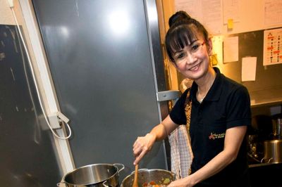 Bird Olsen fra Thai Køkken & Butik serverer to thailandske retter til Open by Night i City torsdag aften.?Foto: Tom Laursen