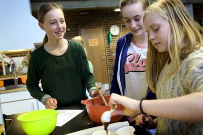 Bagedag i køkkenet var et af de tilbud, som elevrådet på Skalmejeskolen havde arrangeret på skolens Trivselsdag. Det er første gang, at eleverådet har fået ja til at arrangere en fælles dag for alle elever.?foto: flemming hansen