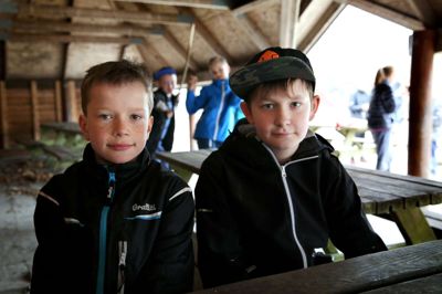 Noa Vig Carlsen og til højre Lasse Ildvad Krogh sørgede for, at eleverne på Skalmejeskolen kunne bage snobrød på Trivselsdagen. 26 af deres skolekammerater havde meldt sig til.?foto: flemming hansen