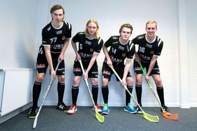 Mikkel Skov (t.v.) er anfører for det danske U19-landshold, og han indledte VM fint med tre mål og to assist, da Danmark vandt første kamp mod Canada. Foto: Tom Laursen