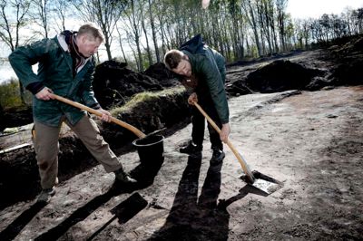 Esben Klinker Hansen (t.v.) og Henk Boer i færd med at fritlægge en af de mange panserstillinger ved Aulum, der om kort tid bil blive gennembrudt af motorvejen. ? foTO: Henrik Ole Jensen