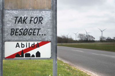 Besøgende i Abildå Forsamlingshus og på byens legeplads kan fremover sende en venlig tanke til de fire kæmpevindmøller på Tiphedevej. De er med til at betale for renoveringen. ? Foto: Jonas Møller Jensen