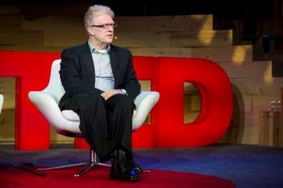 Sir Ken Robinson ved en TED-konference i 2014 i Vancouver, Canada. Hans foredrag om, hvordan et klassisk vestligt skolesystem i virkeligheden slår kreativiten hos mange børn ihjel, er ét af hundredvis af inspirerende foredrag på hjemmesiden TED.com. ?Foto: Bret Hartman/TED