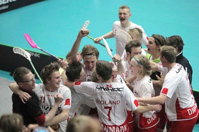 Sunds-spilleren Mikkel Skov Nielsen (i midten med begge arme hævet) scorede i overtiden og sikrede Danmark finalesejren over Tyskland ved B-VM i Sverige. Også i semifinalen stod Mikkel Skov Nielsen for det afgørende mål. ? Foto: Birgitte Rødkær