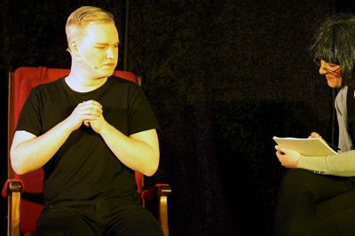 En af forestillingens bedste grin er sketchen, hvor en mand med tvangstanker om tv-serien Matador er hos psykiatereren - manden er byrådsmedlem og skuespiller Simon Vanggaard psykiateren Sisse Bruun Andersen. Foto: Kim Kristensen