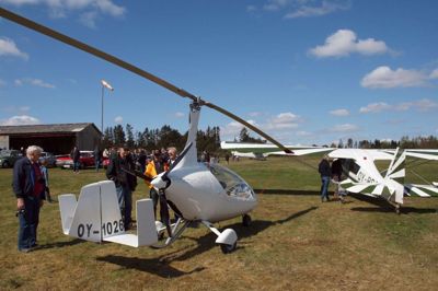 Ejstrupholm Flyveplads var lørdag vært for et show med fly, helikoptere og veteranbiler. Det markerede samtidig et ejerskifte af flyvepladsen. ? Foto: Thomas Vang Nielsen