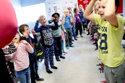 Der er gang i hele kroppen, når 1. - 2. klasse i Hodsager skal lære engelsk. ? foto: Henrik Ole Jensen