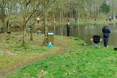 Der var gang i fiskelinerne hele dagen, da der sidste weekend var fiskekonkurrence i fiskesøen i Uhre Naturpark. ?Privatfoto