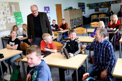 Det er nærmest blevet lidt forbudt at sige, at man er glad for at være lærer, fordi så finder politikerne et nyt sted, hvor de kan spare i folkeskolen. Sådan har lærer Henrik Jensen (til højre i billedet). Henrik Jensen blev uddannet lærer i 1989 og har undervist på Sdr. Felding Skole i biologi, fyisk og kemi siden 1995. Skoleleder Torben Rathe (til venstre) er overordnet stor tilhænger af skolereformen, men mener, at den groft sagt bygger på en meget rigid lov om arbejdstid, der hører fortiden til.? foto: Flemming Hansen