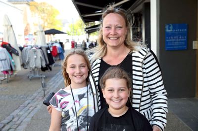 Helle Larsen, Tjørring - her med datteren Line og klassekammeraten Sisse. ? foto: flemming hansen