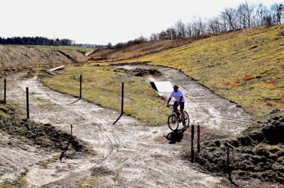 Mountainbike-rallybanerne ligger i en grusgrav nogle hundrede meter fra Sørvad Fodboldgolfs øvrige aktiviteter. Foto: Knud Bunde