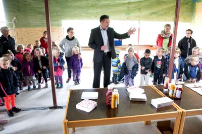 Børne- og ungeudvalgsformand Lennart Quist (V) sagde i sin tale ved rejsegildet i den nye vuggestue, at pladser i vuggestuer er eftertragtede. ?Foto: Tom Laursen