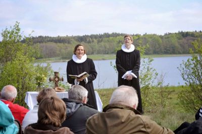 Nabopræsterne Anne Røndal og Kresten Thue Andersen deltes om opgaverne til friluftsgudstjenesten ved Bølling Sø. ?Privatfoto