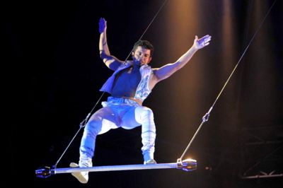 Et af luftnumrene i Cirkus Dannebrog udføres af Alain Alegria, vovehalsen fra Mexico. Rekvisitten er en Washington-trapez, som er en trapez, der er større og tungere end den sædvanlige trapez. Alain Alegria udfordrer centrifugalkraften og tyngdeloven, når han svinger sig fra den ene side af teltet til den anden, stående, siddende, liggende - og også stående på hovedet - og endda siddende på en stol, som er placeret på trapezstangen. ?PR-Foto