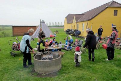 VORGOD-BARDE Scenen var som skabt til en indianer-landsby: En stor tipi med udsigt ned mod Vorgod Å. Sådan så det ud hos dagplejer Karin Nielsen på Vorgodvej. Hun fejrede tirsdag og onsdag dagplejedagen med et fælles arrangement for områdets dagplejere med deres børn. Ni dagplejere og deres børn deltog med udsigt til ponyer, præriehøns og bisoner (naboens køer). De 35 børn var klædt ud som indianere, og der blev serveret bålmad på legepladsen. Onsdag var der så besøg af forældrene og produktion af smykker. ?Privatfoto