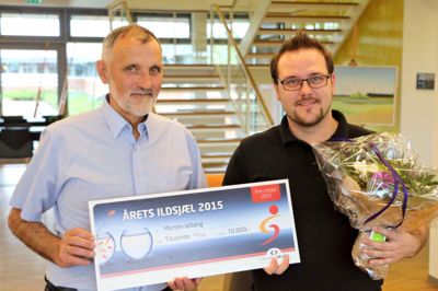 Morten Wiberg (t.h.) fra Herning Judo & Jiu-Jitsu Klub fik overrakt checken af Jens Jørn Justesen, bestyrelsesformand i EnergiMidt. ? Foto: Energimidt