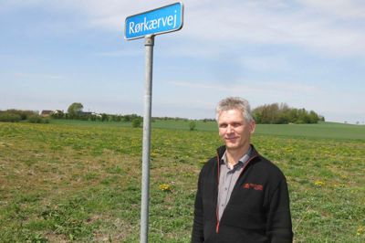 Frants Sørensen på hjørnet af Rørkærvej og Rugbjergvej, hvor Midtjysk Albyg efter planen skal opføre en halv snes lavenergihuse. ?foto: hans Mikkelsen