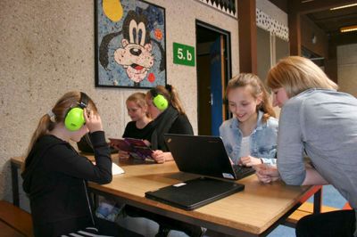 På Gjellerupskolen har mange børn udtrykt glæde ved muligheden for faglig forbydelse, når den normale undervisning er slut. Her er det Laura Neldeberg, Mille Krusborg Andersen, Dicte Nygaard Rosbjerg og Mette Schmidt fra 5.b, der får hjælp til lektierne. ?foto: bo lundgaard