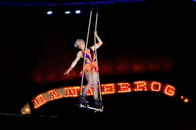 Heidi Mary fra Finland kombinerede rulleskøjtedans med trapezkunster i Cirkus Dannebrogs to forestillinger i Herning i denne weekend. ?Foto: Flemming Hansen