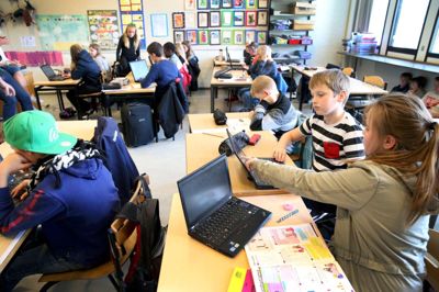 Sunds Skole har helt bevidst prioriteret lektiehjælp højt. Det mærkede eleverne og deres forældre. Hvis eleverne ikke ville tage mod tilbuddet om studietid, skulle de meddele det til kontoret. Kun 6-7 ud af skolens 525 elever har takket nej til studietiden. ?foto: flemming hansen