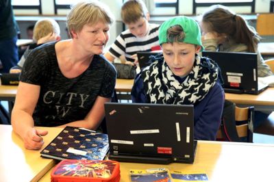 Regnestykker med brøker, stavning af engelske ord og en opgave i problemregning. Mikkel Falsig er glad for at få ryddet op i lektierne, inden skoledagen er slut. Hans mor, Henny Falsig, savner lidt at lave lektier sammen med sønnen derhjemme.? foto: flemming hansen