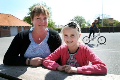 Hver fredag skal Ninna tage alle sine skolebøger med hjem. Det har forældrene aftalt i hendes klasse på Sunds Skole. Forældrene vil, fortæller Ninnas mor Ulla Stoustrup Kristensen, nemlig gerne have en føling med, hvad deres børn laver i skolen.? foto: jesper wind
