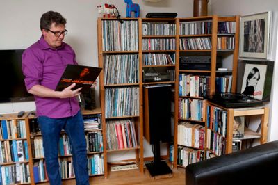 Ole Vels Poulsen i det hjørne af stuen, hvor pladesamlingen er placeret. ?foto: henrik ole jensen