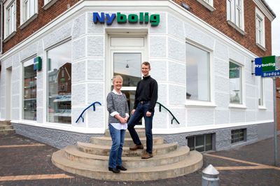 Indehaver Karsten Dahl Jensen sammen med sælger og sagsbehandler Gitte Steffensen foran butikken. ?Foto: Tom Laursen
