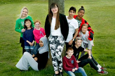 Skoleleder Ketty Nørgaard Høj i midten er her sammen med en mangfoldig flok Lundgårdskole-elever. Der er i alt ni elever på Lundgårdskolen, som skolen har fået bevilget særlige timer til - for en god ordens skyld skal det nævnes, at det ikke er dem på billedet. Men tallet af børn med særligt behov bliver væsentligt større, når man tæller ordblinde elever, socialt udfordrede elever og elever med fysisk handicap med. ?Foto: Henrik Ole Jensen