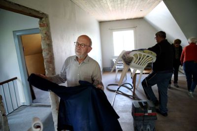 Formand Svend Søby (i forgrunden) i den gamle stationsmesterbolig på førstesalen, der ved at være gjort klar til at malerholdet kan gå i gang. ?foto: Flemming hansen