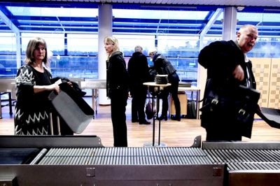 I fremtiden er det ikke bare kufferter og tasker, der bliver scannet. I København er der nu kropsscannere. Foto: Henrik Ole Jensen