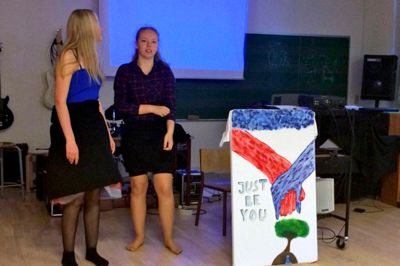 Mia Nymark har både designet kjole og lavet maleri. ?Privatfoto