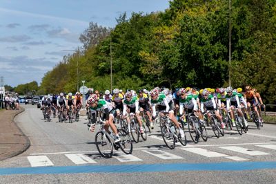 A-rytterne er her fanget, da de drejer ind af Hagelskærvej. Team Coloquick har lagt sig forrest med de grønne og hvide trøjer. ?Foto: Flemming Hansen