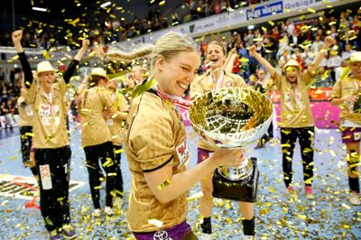 Nycke Groot var i fire sæsoner en markant profil hos FCM Håndbold. Her jubler den dansktalende hollænder med DM-trofæet i hænderne i 2015.