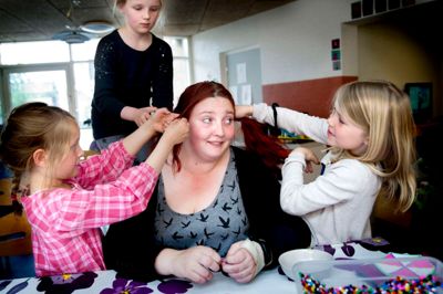Camilla Lind, som studerer i Ikast, er sikker på, at det er positivt for børnene, at pædagogerne er med næsten hele dagen. - Jeg tror, at det betyder meget for børnene, at det er de samme voksne hele dagen igennem. Specielt når de kommer fra børnehaven og har været vant til de samme voksne hele dagen, fortæller hun. ?Foto: Jakob Stigsen Andersen.