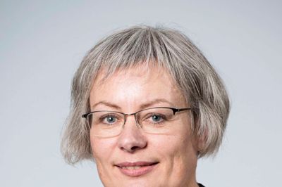 Sundhedsplejerske og PREP-koordinator Hanne Simonsen:
- Når parrene ankommer til et PREP-kursus, er de ofte lidt forsigtige og stille. Vi byder særlig velkommen til dem, der mest af alt er kommet, fordi deres partner har bedt dem om det. Vi har stor respekt for, at de kommer og håber, at de oplever kurset trygt, inspirerende og sjovt. På kurset fokuserer man på, hvad man selv kan bidrage med og ikke, hvad partneren eller svigermor burde gøre. Mange tilmelder sig PREP-kurset, fordi de har mærket behovet for at arbejde med nogle nye mønstre i hjemmet og en bedre stemning i det hele taget. Andre kommer mest for at fokusere på et parforhold, fordi man tænker, det er vigtigt, lige som man kører bilen til eftersyn en gang imellem. Når et par er på PREP-kursus, kan en evaluering for eksempel være: »Det her ville være relevant for alle parforhold«. Den kommentar giver god mening. PREP-kurser er nemlig forskningsbaseret, og bygger på situationer, som opstår i næsten alle børnefamilier. Studier viser faktisk, at det at trives i vores parforhold har afgørende betydning for vores oplevelse af livskvalitet og for vores sundhed. Ved højt konfliktniveau mellem forældrene kan det være svært at være lydhør og sensitiv over for børnenes behov. Desuden er det usundt for barnet at indånde den sorte røg, der kan være i luften mellem forældre. Børnenes trivsel bliver påvirket. Vi vil i løbet af 2019 indarbejde et revideret kursusprogram. I det nye PREP vil der være mere »show« og mindre mundtligt oplæg. Der vil blive indarbejdet et nyt emne om tryghed, og andre emner vil blive revideret. Den trygge tilknytning er vigtig mellem børn og forældre, og den er også vigtig mellem de voksne. Det kan synes lidt paradoksalt, at børnene er en frugt af kærlighed og intimitet, og efterfølgende årsag til, at kærlighed og intimitet sættes på prøve. Langt de fleste par vil opleve dette. Nogle par formår at holde liv i et godt parforhold, på trods af børnenes ankomst, og det er bare dejligt. De fleste har brug for at stoppe op og blive klogere på, hvad der sker, og hvad man kan gøre ved det.
Den gode nyhed er, at man kan blive bevidst om de negative mønstre, man typisk udvikler i sit parfold. På kurset får man mulighed for at vurdere, hvor man selv har sine sårbarheder, og at blive klogere på, hvor partneren har nogle sårbarheder. På kurset er der rum til at få talt om ting, man ikke får talt om i hverdagen. Ting, der giver anledning til de samme uheldige mønstre, fordi man slet ikke er bevidst om dem. Samtidig lærer man nogle teknikker til at få samtalen ned i gear, så man lytter mere til hinanden. Nogle får talt om ting, der har ligget under gulvtæppet i årevis. Hjemme vil familien måske mærke, at der er kommet et nyt kendskab, en ny tålmodig og en bedre stemning. Uenigheder bliver måske drøftet mere konstruktivt og ikke hen over middagsbordet.
Et PREP-kursus kan blive et afgørende første skridt i at genetablere den gensidige kærlighed og respekt i hjemmet, hvilket både børn og voksne vil opleve dejligt. Vi har også fået et nyt »Kendskabsspil«. Her kan man på kurset eller hjemme trække et kort, som skal fremme nysgerrighed, interesse og kendskab til hinanden. De giver anledning til god stemning mellem parrene på kurset.