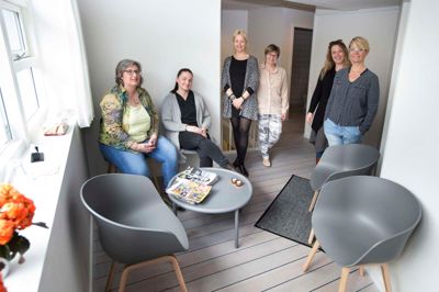 - Vi er syv gæve kvinder, der har kastet sig ud i at være iværksættere, så det er jo også et iværksætterhus, siger psykolog Majsa Aadahl. Fra venstre ses akupunktør og zoneterapeut Vibeke Rasmussen, resonansterapeut Michelle Bach Knudsen, psykolog Stine Pagh, diætist Ingrid Wittus, psykolog Masja Aadahl, og psykoterapeut Anja Hansen. Psykolog Helle Møller Nielsen mangler. ? Foto: Tom Laursen