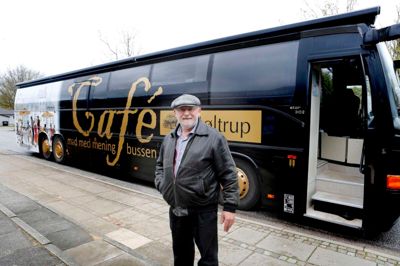 Ebbe Larsen foran bussen, som skal skabe nye jobmuligheder for beboerne på Møltrup Optagelseshjem. ? foto: Henrik Ole Jensen