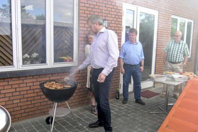 Jens Christensen er her mand for at vende kødet på grillen ved en af SOLO-gruppens tidligere komsammener. ?Privatfoto